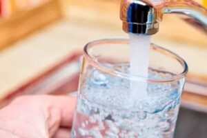 Eau potable du robinet versée dans un verre