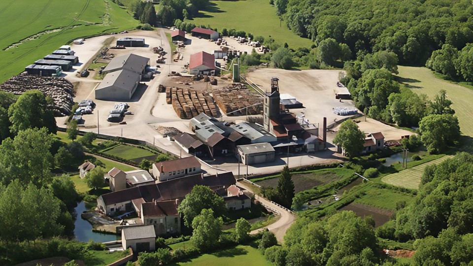 Vue aérienne du site industriel de BORDET à Leuglay, au milieu de la forêt bourguignonne