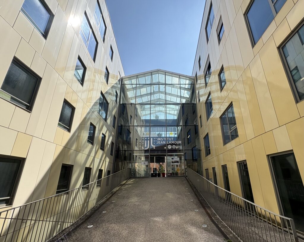 Bâtiments jaunes de l'Institut Jean Lamour sur le site d'ARTEM à Nancy